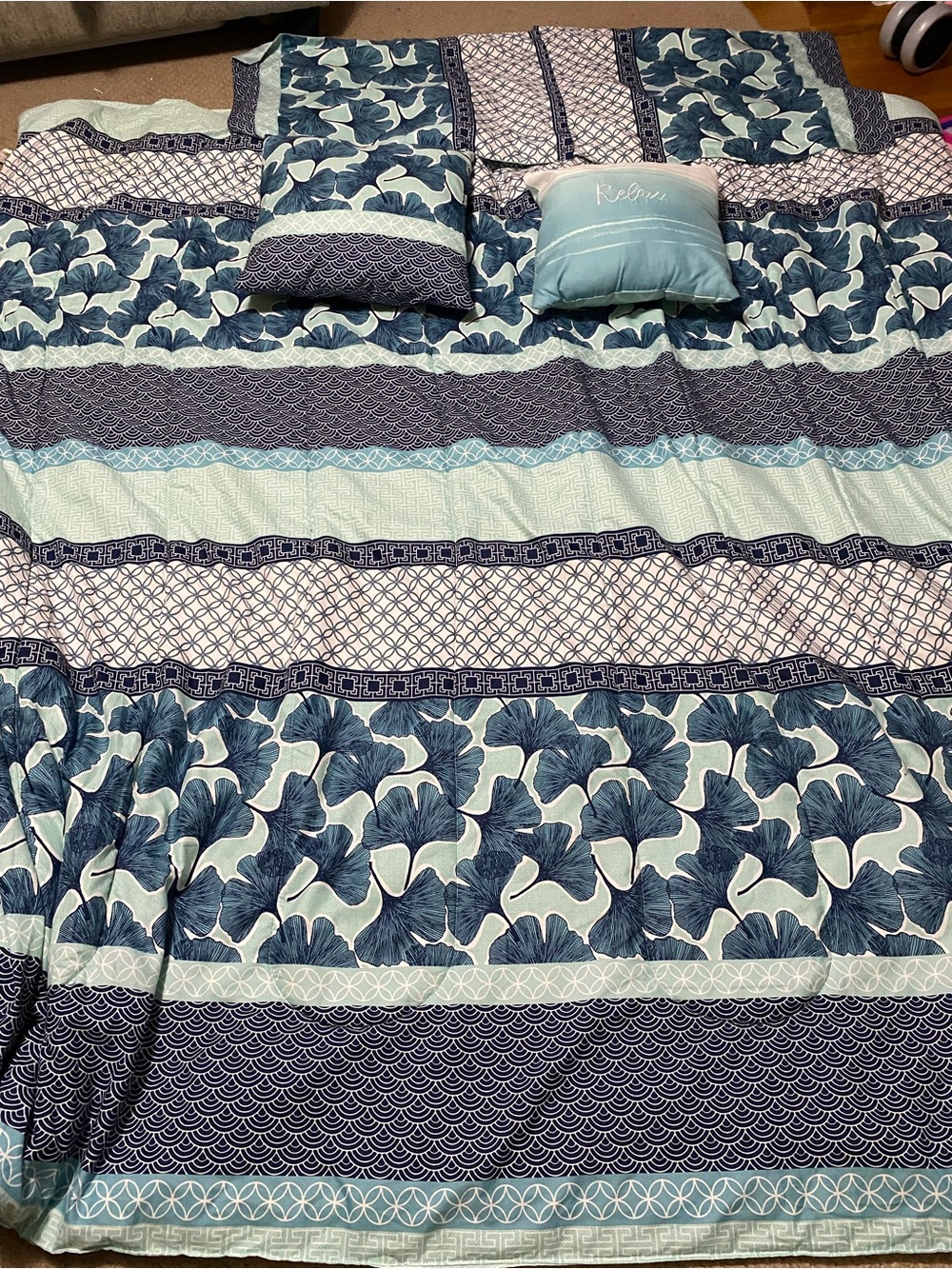 Blue Floral Pattern queen comforter w/ 2 matching shams & 2 match decor pillows - Picture 3 of 15